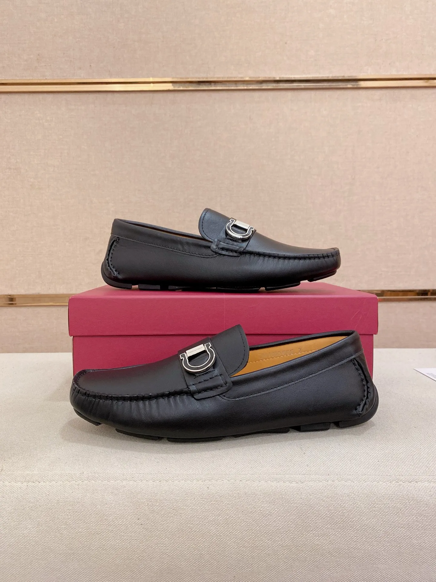 Men's shoes💰: 540💰High-end quality! Ferragamo🆕🆕Exclusive hot-selling products in stock🔥🔥New products on the shelves, high-quality Ferragamo men's pea shoes, high-end casual driving shoes, with complete packaging! 💪 💪 Material: imported first-layer pebbled cowhide 🐂 + imported high-quality water-dyed cowhide lining + wear-resistant outsole 👍🏻👍🏻 Features: high-end and comfortable, purely handmade 🚀 🚀 Create the perfect shoe that suits you best 🔥 🔥 Size: (38-44) 45 standard size can be customized!